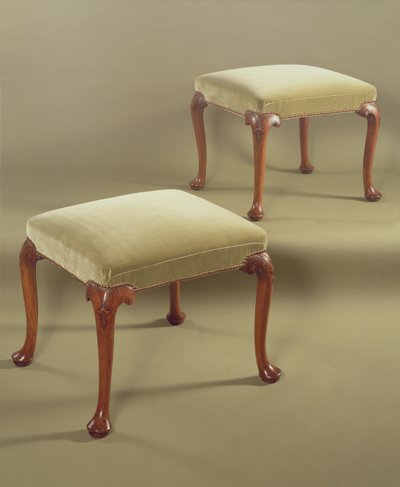 Bir çift tabure, döşemeli, c.1710 (ceviz) by English School